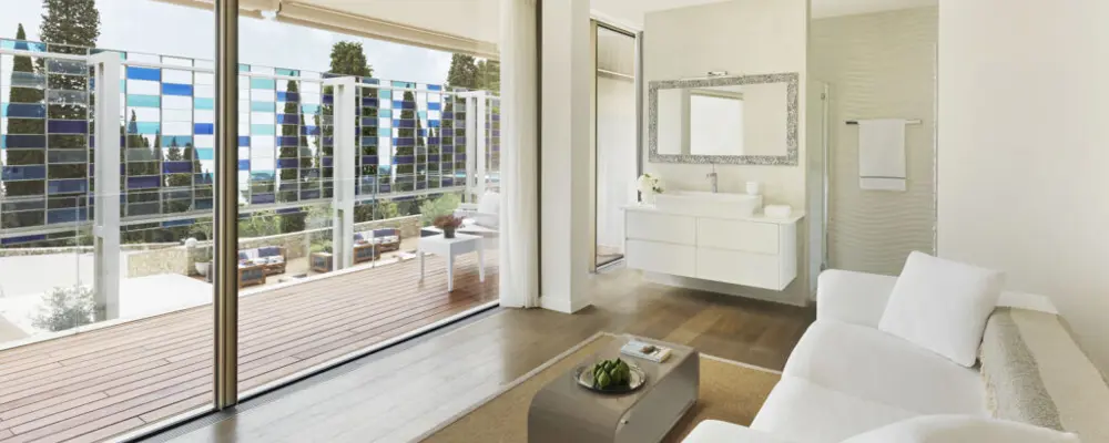 Junior Suite Wohnzimmer Und Badezimmer Im Hotel Eden Reserve