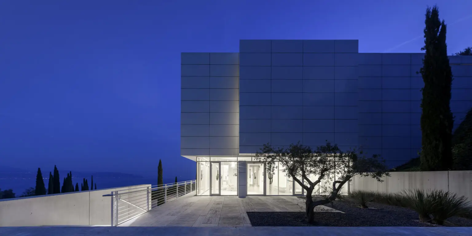 Villa Richard Meier By Night Im Hotel Eden Reserve