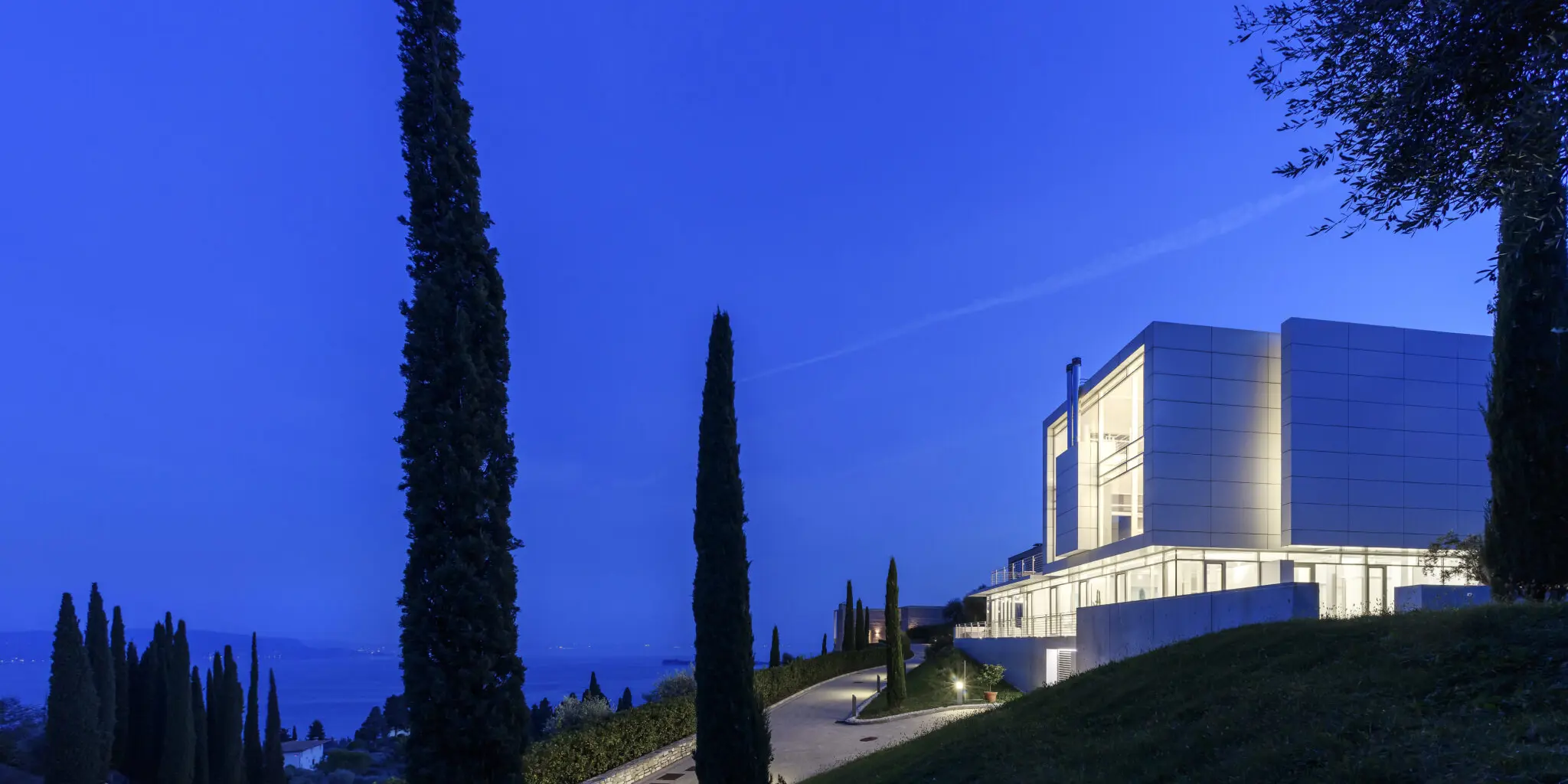 Villa Richard Meier By Night Mit Bäumen Im Hotel Eden Reserve