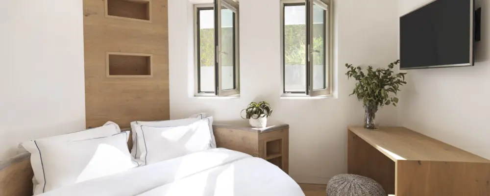 3 Bedroom Penthouse Suite Schlafzimmer Mit Holzelementen Im Hotel Eden Reserve