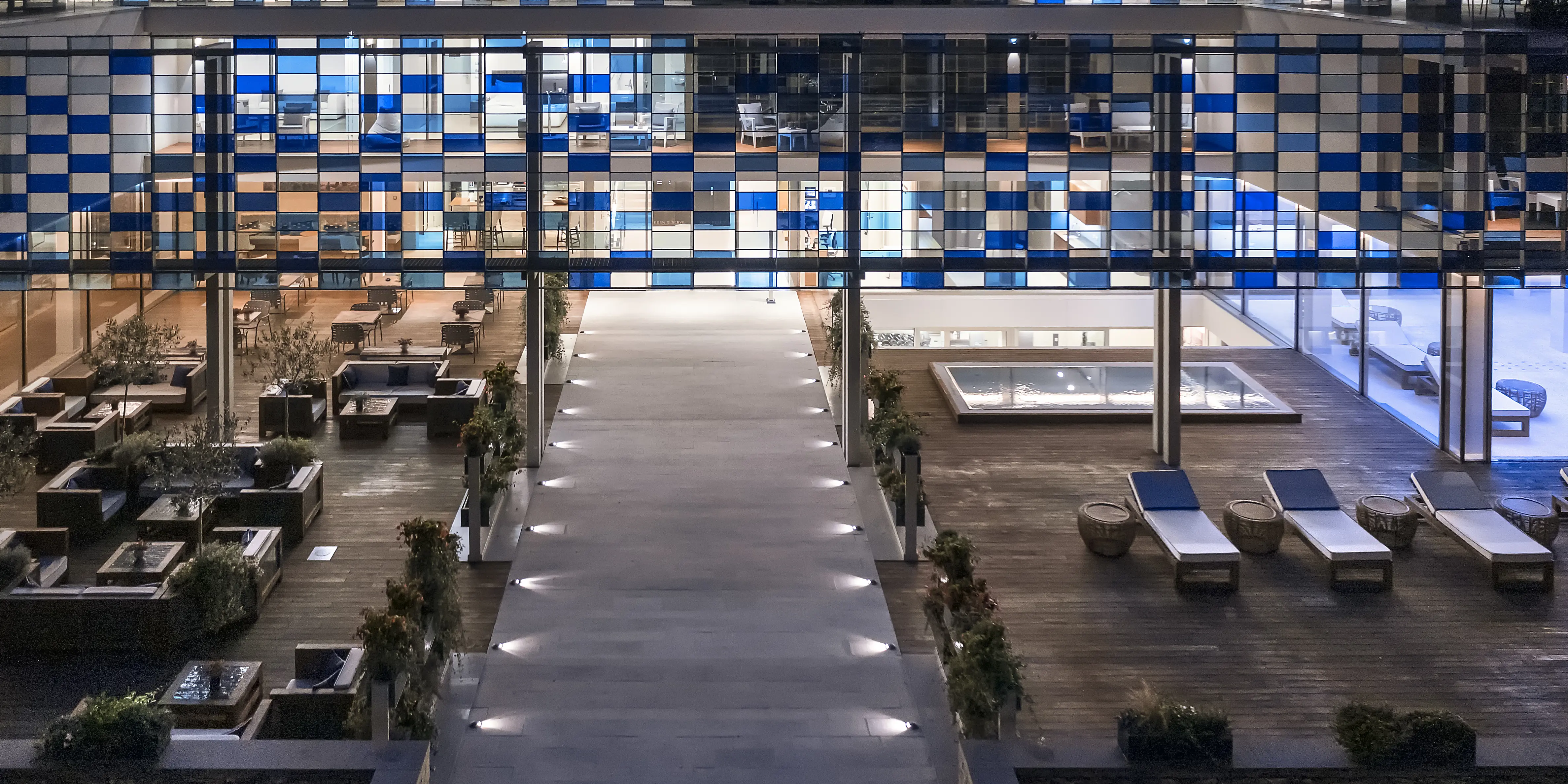 Hotel Eden Reserve beleuchteter Aussenbereich by night
